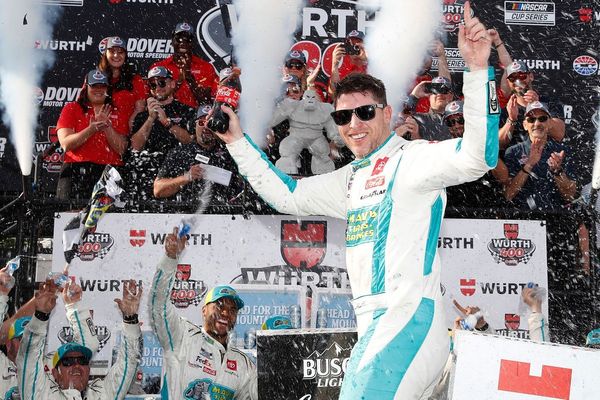 NASCAR Cup Dover: Hamlin defends from Larson for victory