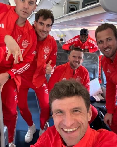 Team Unity: Thomas Müller And Teammates In Solidarity