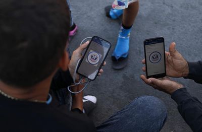 US asylum app strands migrants and aids organised crime, rights group says
