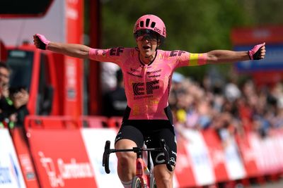 La Vuelta Femenina: Kristen Faulkner wins echelon-heavy stage 4 with late solo attack