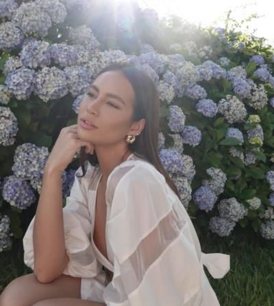 Elegant White Outfit Showcases Maria Brechane's Grace And Sophistication