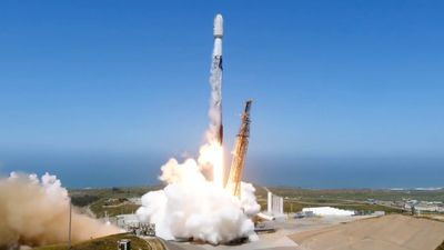 SpaceX Falcon 9 rocket launches 2 satellites on record-tying 20th flight (video)