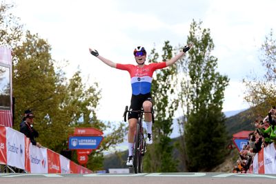 Demi Vollering climbs to first victory of the season on stage 5 of the Vuelta Femenina