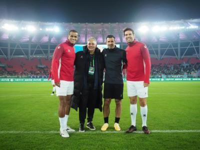 Kaká And Football Legends: A Timeless Moment Of Camaraderie