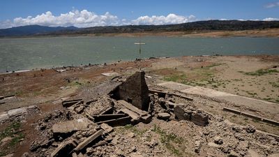 Parched Philippine dam reveals centuries-old town, luring tourists
