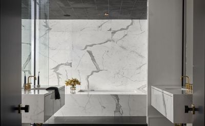 5 Things Designers Are Doing With White Marble in Bathrooms Now That Feels So Modern and Beautiful
