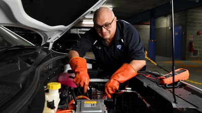 Training boost to repair electric car mechanic shortage