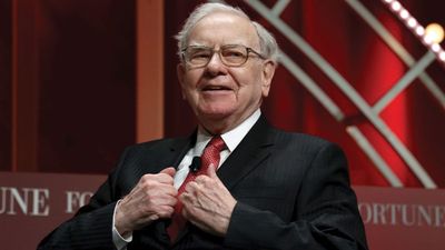 Berkshire Hathaway Earnings, Cash Jump; Warren Buffett Cuts Apple Stake Again