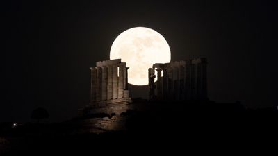 May full moon 2025: The Flower Moon hides the red star Antares