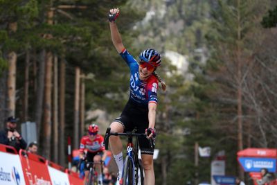 Évita Muzic outsprints Demi Vollering on summit finish to win Vuelta Femenina stage six