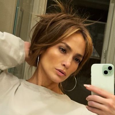 Jennifer Lopez Re-Wears Her Favorite Cropped Sweatsuit in an Ab-Baring Selfie