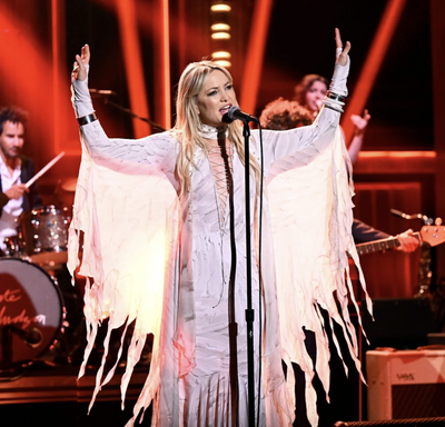 Kate Hudson is Glorious in a Boho Roberto Cavalli Dress During Her Jimmy Fallon Performance
