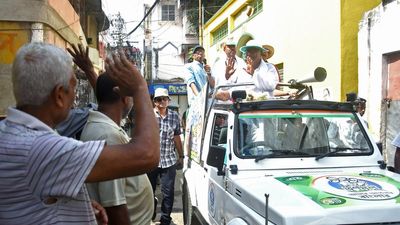 In West Bengal, candidates battle record-breaking temperatures on the campaign trail