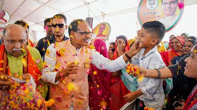 BJP MLA ‘threatens’ cop for switching off Shivraj Chouhan’s mic; Congress demands action against ex-CM