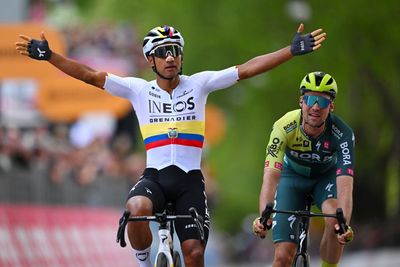 Jhonatan Narváez outsprints Maximilian Schachmann and Tadej Pogačar to win the opening stage of the Giro d’Italia