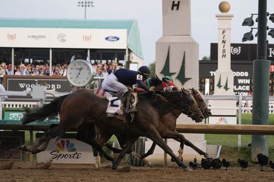 Mystik Dan wins the Kentucky Derby by a nose