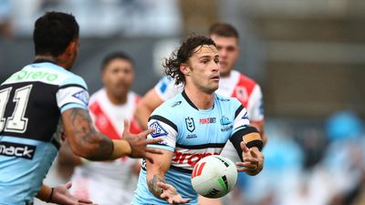 Sharks hold off Dragons in Flanagan's return, stay top
