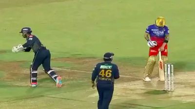 Virat Kohli's epic response caught on stump-mic after Wriddhiman Saha says, 'runs roko, match kheecho'