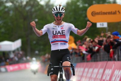 Tadej Pogačar crashes, remounts to win Giro d'Italia stage 2 and take pink jersey