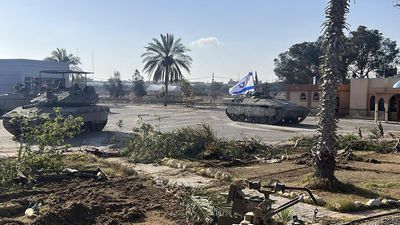 Israeli forces seize the Gaza side of Rafah, as Hamas truce talks resume in Egypt