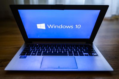 Windows 10 is gaining on Windows 11, and high-end system requirements are to blame