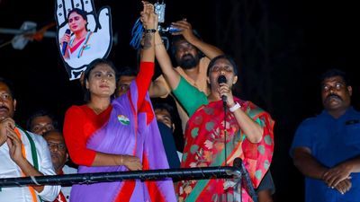 Y.S. Rajasekhara Reddy's recorded voice stars in Sharmila's Kadapa campaign