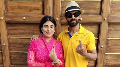 Star India all-rounder Ravindra Jadeja casts his vote in Jamnagar
