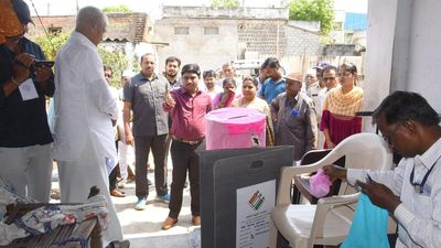 Palnadu Collector inspects home voting procedure