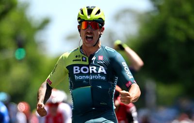 Tour de Hongrie: Sam Welsford wins opening stage ahead of heavy crash