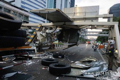 Truck hits clearance bar, causes traffic jam
