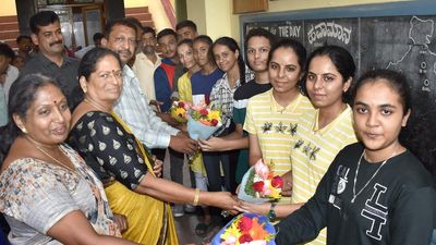 Karnataka SSLC exam results 2024 | Identical marks in class 10 exam-1 for twin sisters in Mysuru