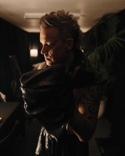 Dont Miss This Robbie Williams Electrifying Angels Featuring An Ozzy Osbourne Homage - qylxc0c