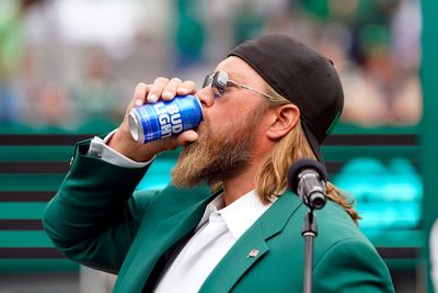 Nick Mangold appears, chugs beer at Rangers playoff game