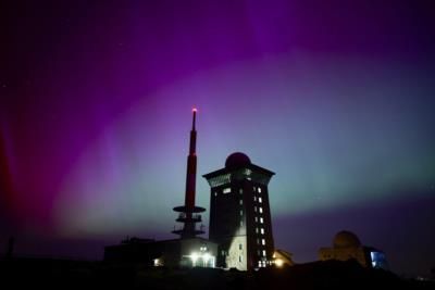 Man Captures Stunning Images Of Southern Lights From Front Yard