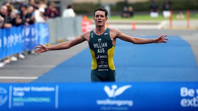 Willian punches Paris triathlon ticket as Aussies shine