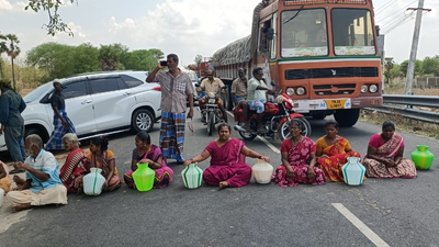 Residents block key road near Gudiyatham town demanding immediate restoration of water supply