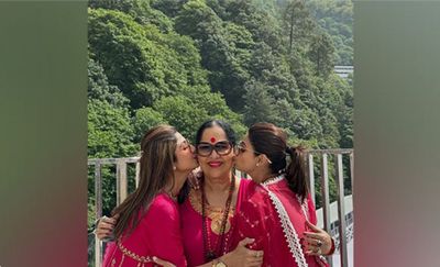 Shilpa, Shamita celebrate Mother's Day with their mom Sunanda Shetty in Vaishno Devi