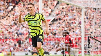 Arsenal grind out Manchester United win to go top of the Premier League