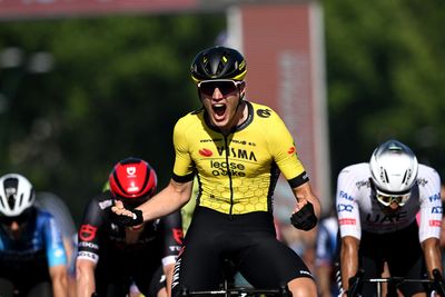 Olav Kooij pips Jonathan Milan to the win on stage nine of the Giro d’Italia after a late attack from Jhonatan Narváez