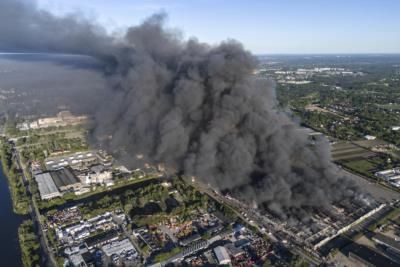 Major Fire Destroys Shopping Complex In Warsaw