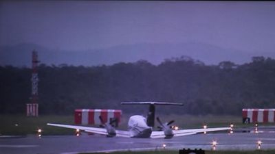 Pilot cheered for safe landing after gear failure