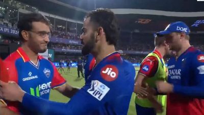 Sourav Ganguly removes his cap before shaking hands with Virat Kohli - WATCH