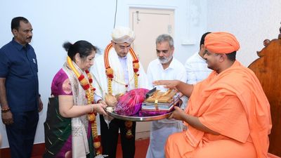 Tamil Nadu governor R.N. Ravi, wife visit Shravanabelagola