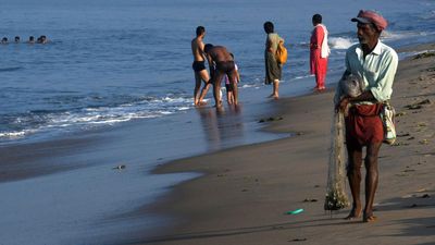 High waves lash Kochi coast, warning issued