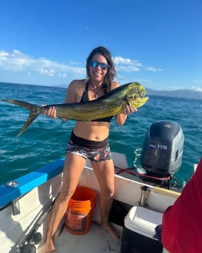 Jessica Mendoza's Joyful Ocean Adventure: A Successful Fishing Expedition