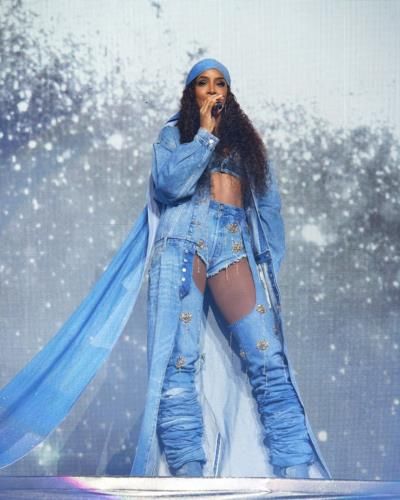 Captivating Moments: Kelly Rowland's Electrifying Stage Presence
