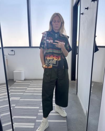 Gwyneth Paltrow Stuns In Fashionable Mirror Selfies