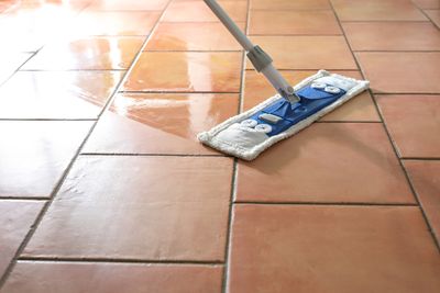 How to mop floors the right way – 5 steps for immaculate, streak-free floors