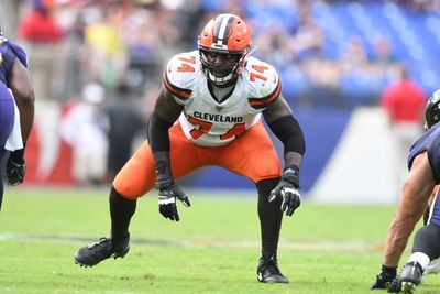 Former Browns offensive tackle Chris Hubbard signs with 49ers