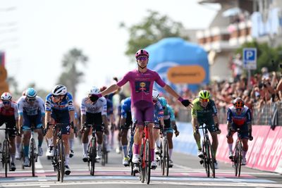 Jonathan Milan doubles up with sprint victory on stage 11 of Giro d'Italia